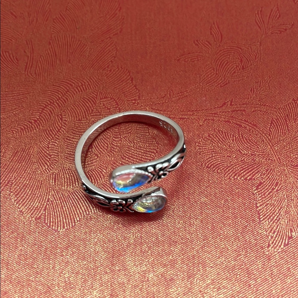 NWOT Silver Floral Ring with Iridescent Stones Size 7 - Picture 2 of 5